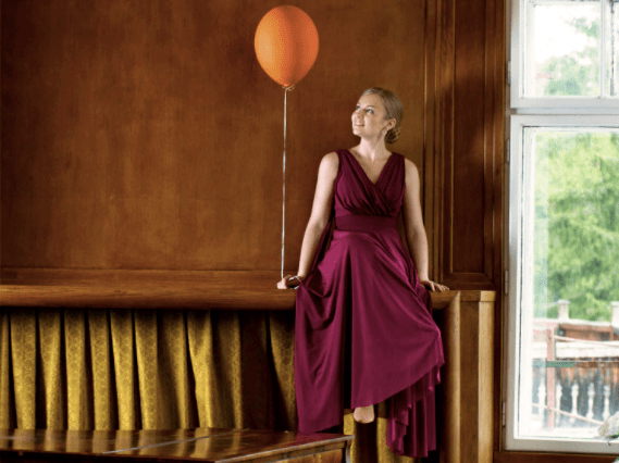 La pianista Hanna Bachmann sostiene un globo sobre una chimenea