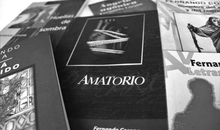 Portadas de libros, entre ellas la de «Amatorio» de Fernando Corona